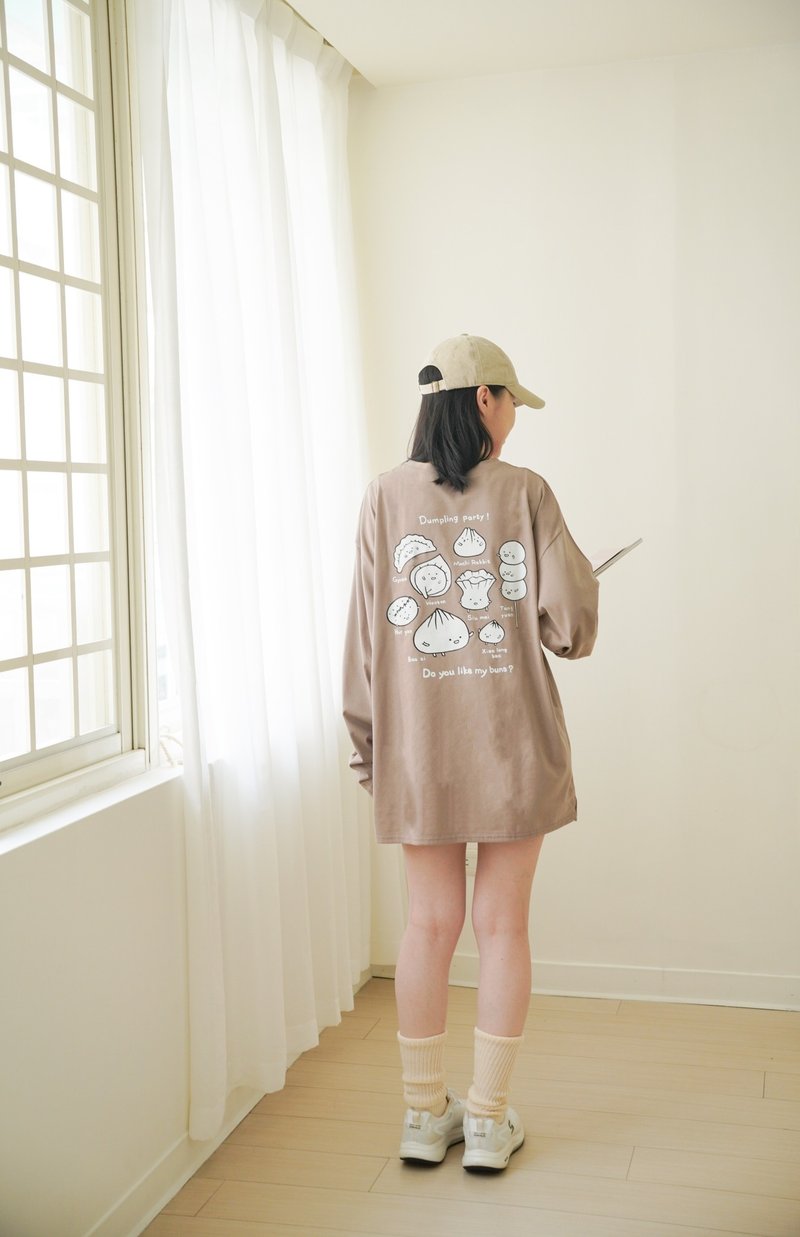 Mochi Rabbit Dumpling party-double-sided design thin long sleeves oversize (mocha) - เสื้อยืดผู้หญิง - ผ้าฝ้าย/ผ้าลินิน 