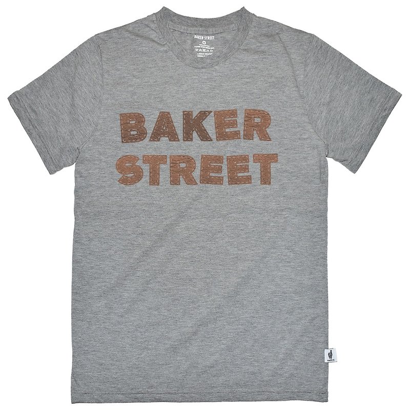 英國潮流品牌【Baker Street 貝克街】男裝．純棉．短袖潮T．皮革文字．Leather Letters Printed T-shirt - T 恤 - 棉．麻 白色