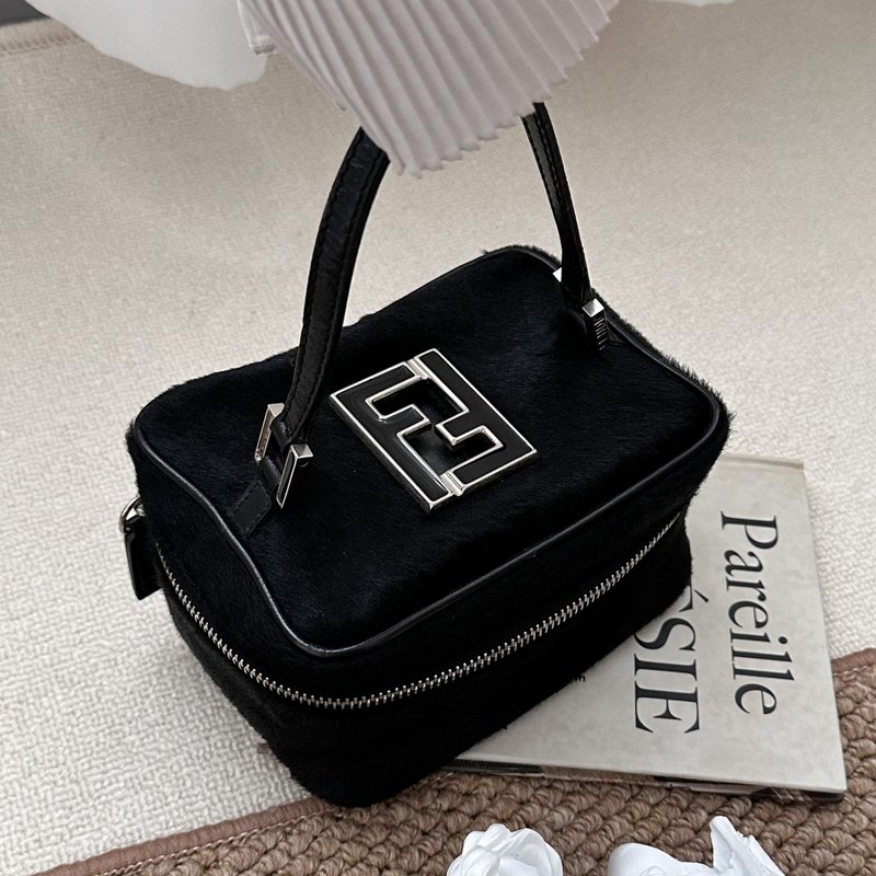 FENDI 芬迪 黑色 × 銀灰色金屬扣 毛皮 小盒包 - 手提包/手提袋 - 真皮 黑色