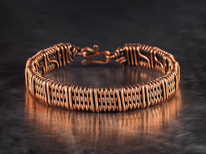 Handmade copper bracelet Unique wire wrapped metal bangle Antique style jewelry - สร้อยข้อมือ - ทองแดงทองเหลือง สีทอง
