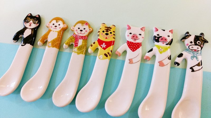 Healing Small Objects. Animal Magic Spoon 2 Single Packed Gift Box - Cutlery & Flatware - Porcelain Multicolor