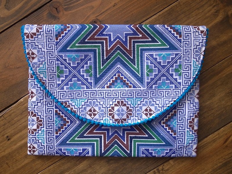 【Grooving the beats】[ Fair Trade] North Star Cross-Stitched Hmong Clutch and Perfect iPad Bag | iPad Case | - กระเป๋าคลัทช์ - ผ้าฝ้าย/ผ้าลินิน สีน้ำเงิน
