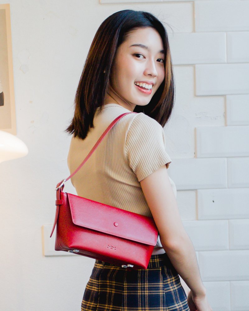 zoey. - saffiano leather shoulder bag in red - กระเป๋าถือ - หนังแท้ สีแดง