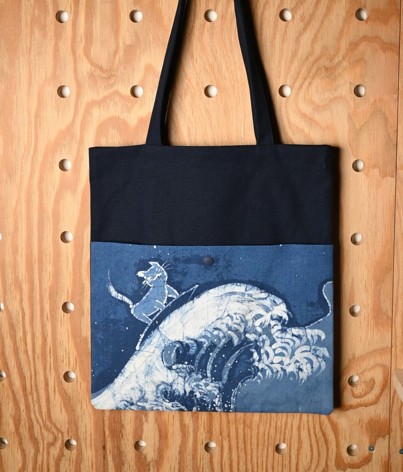 Indigo dyed tote bag/handbag-Surf Cat - กระเป๋าถือ - ผ้าฝ้าย/ผ้าลินิน สีน้ำเงิน