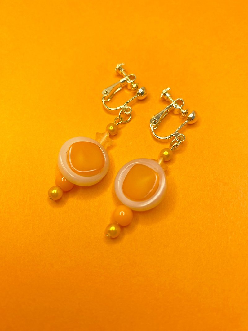 【美珠可客製化】橘子QQ糖 串珠 鈕扣 夾式耳環 - 耳環/耳夾 - 其他材質 橘色