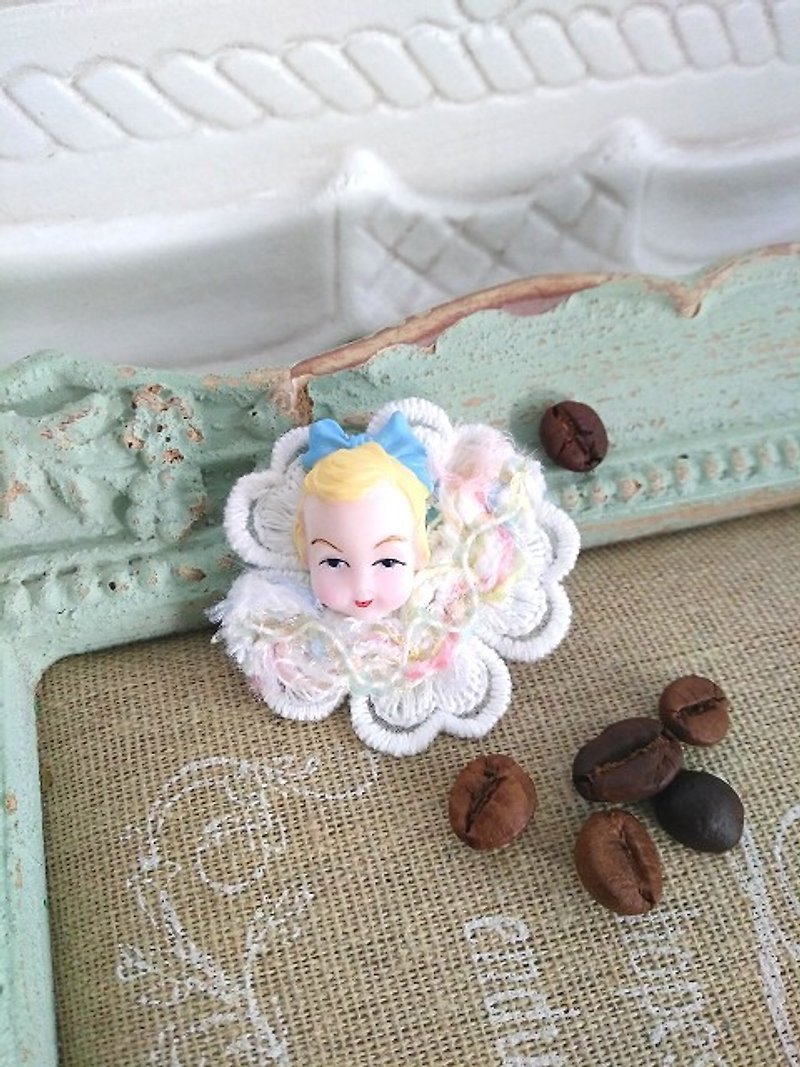 Garohands American antique doll head imported lace ribbon feel pin * Annie F054 gift sweet and cute - Brooches - Other Materials Multicolor