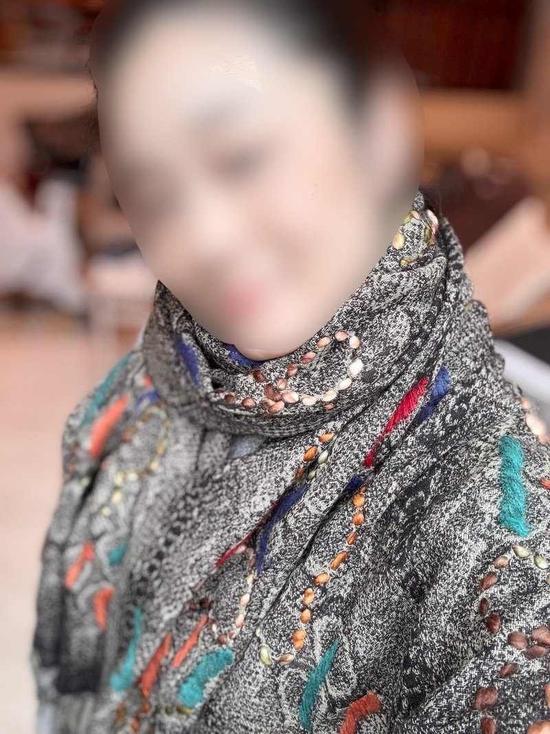 【聖誕禮物】喀什米爾水煮羊毛手工刺繡圍巾披肩蛇紋深灰咖色刺繡 - 圍巾/披肩 - 羊毛 灰色