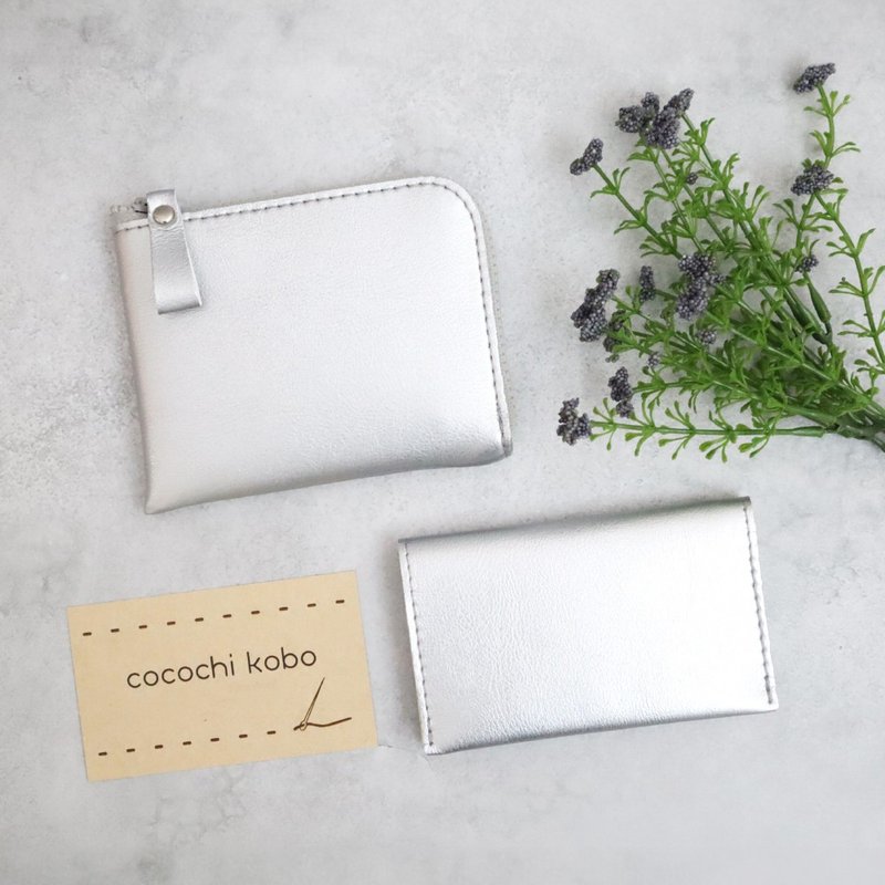 A great value set of a slim mini wallet and business card holder. Perfect for minimalists. Made from high-quality vegan leather that is scratch- and water-resistant. - กระเป๋าสตางค์ - วัสดุอื่นๆ สีเงิน