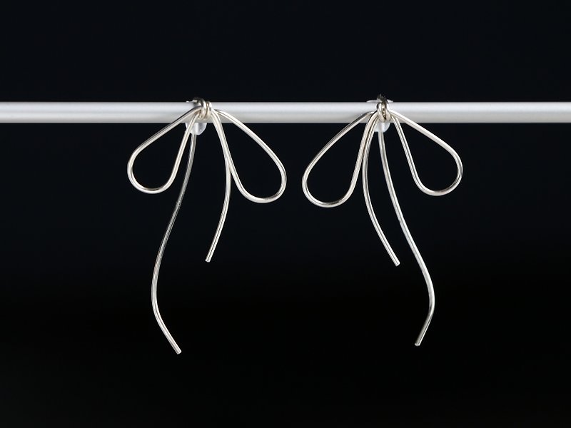 SV935(Argentium)-simple curve asymmetry ribbon pierced earrings/可換耳夾 - ピアス・イヤリング - 金属 シルバー