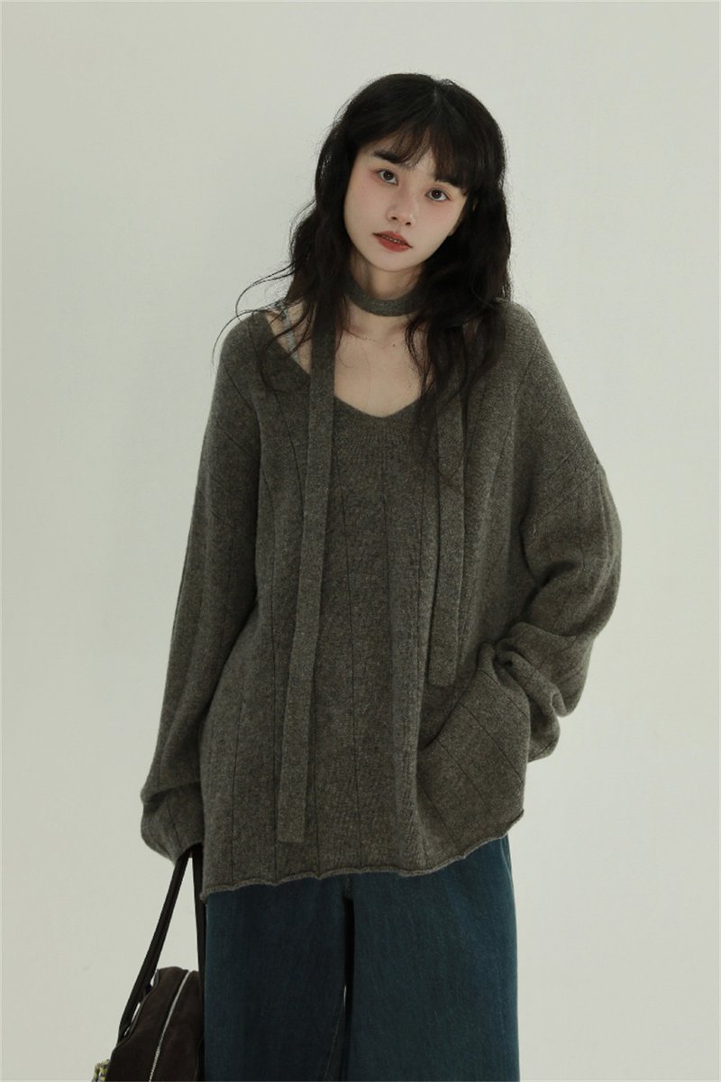 Black/ Brown 2-color U-neck Sweater with Belt Pure Wool Temperament Age-reducing Autumn and Winter Knitwear - Women's Sweaters - Other Man-Made Fibers Khaki