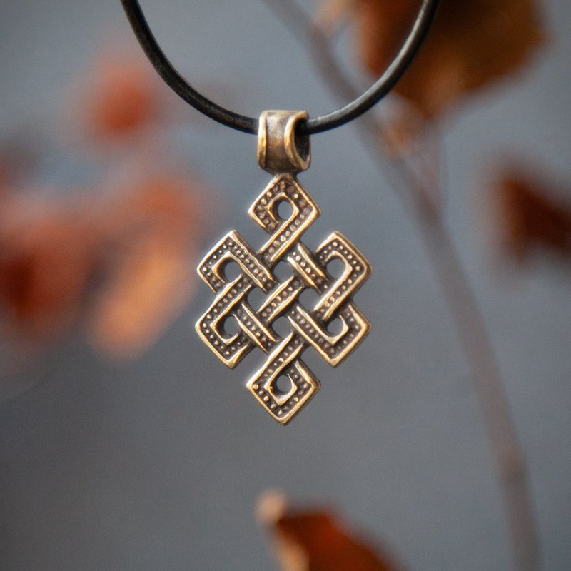 Endless knot pendant. Life knot handmade necklace. Tibetan sign jewelry. - 項鍊 - 其他金屬 橘色