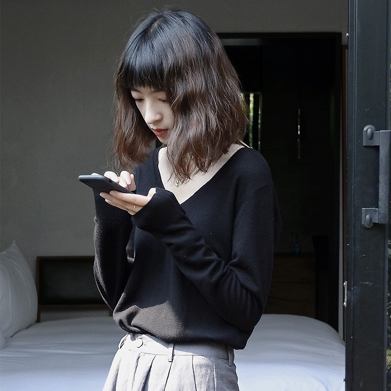 Merino V-neck sweater | sweater | Australian Merino wool | independent brand | Sora-52 - Women's Sweaters - Wool Black