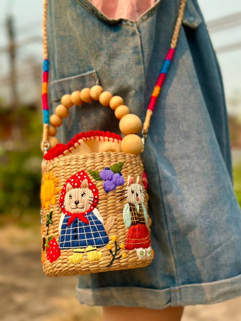 Hand embroidered bag - 側背包/斜孭袋 - 其他材質 多色