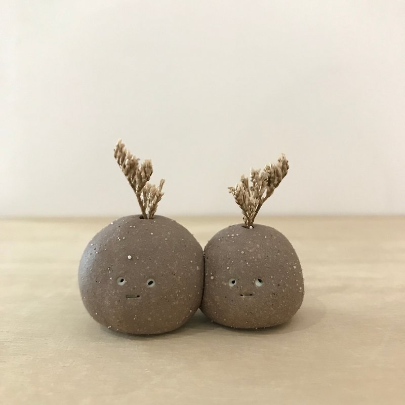 BUGS | Mini Flower | Tabletop Scenery | Aromatherapy Oil Diffuser Stone| Clay Ornaments | B09 - Pottery & Ceramics - Pottery Brown