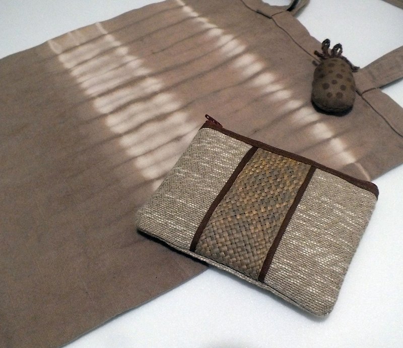 [Tiger Qi Blessing Bag] Good Luck and Prosperity Natural Dyeing and Weaving Rush Weaving Small Square Towel Storage Bag - กระเป๋าเครื่องสำอาง - ผ้าฝ้าย/ผ้าลินิน สีกากี