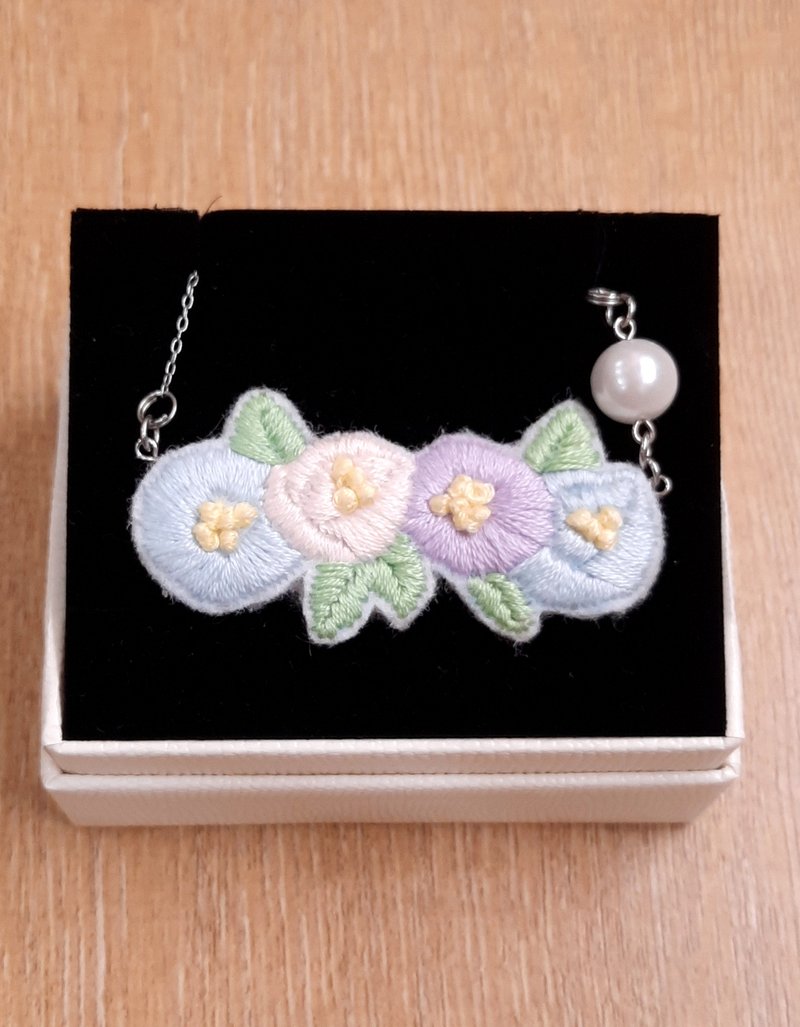 手工刺繡。春序曲和風花朵項鍊/頸鍊 - 項鍊 - 棉．麻 多色