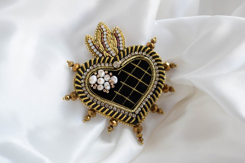 Sacred heart velvet brooch, hand embroidered - 胸針 - 其他材質 黑色