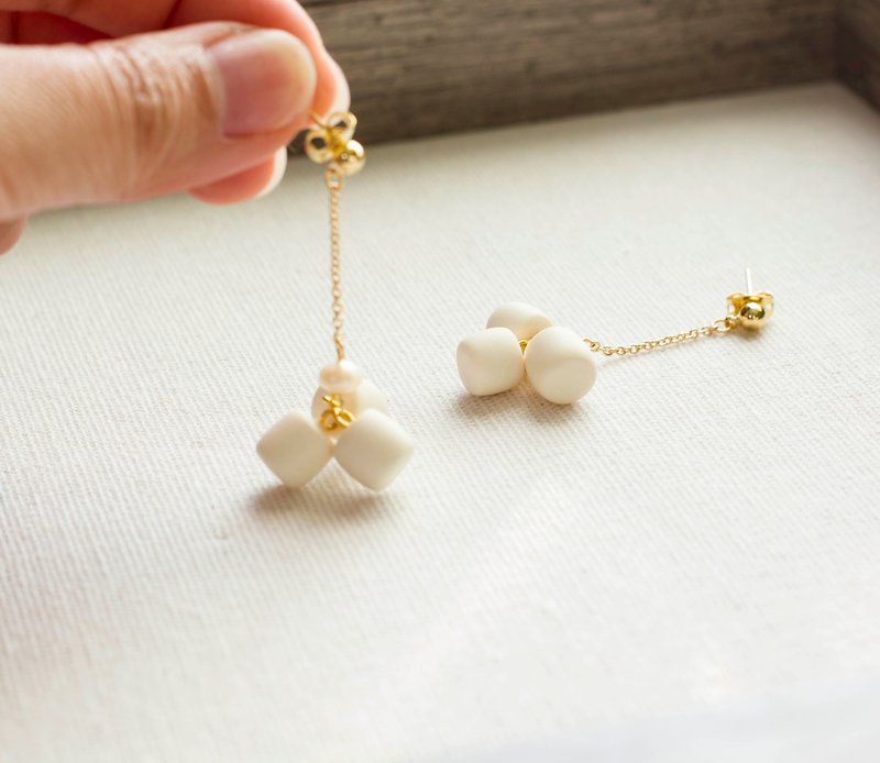 Hand made soft clay marshmallow earrings gold-plated ear natural pearls - ต่างหู - ดินเหนียว ขาว