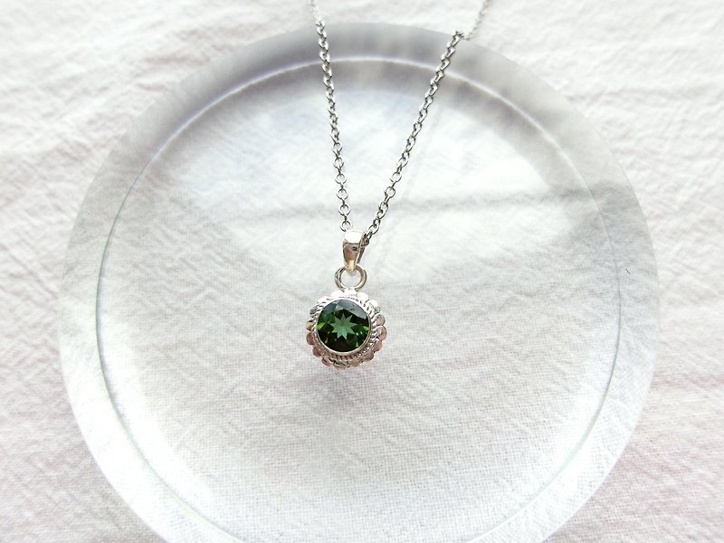 Green tourmaline 925 sterling silver round simple lace necklace Nepal handmade silver - Necklaces - Gemstone Silver