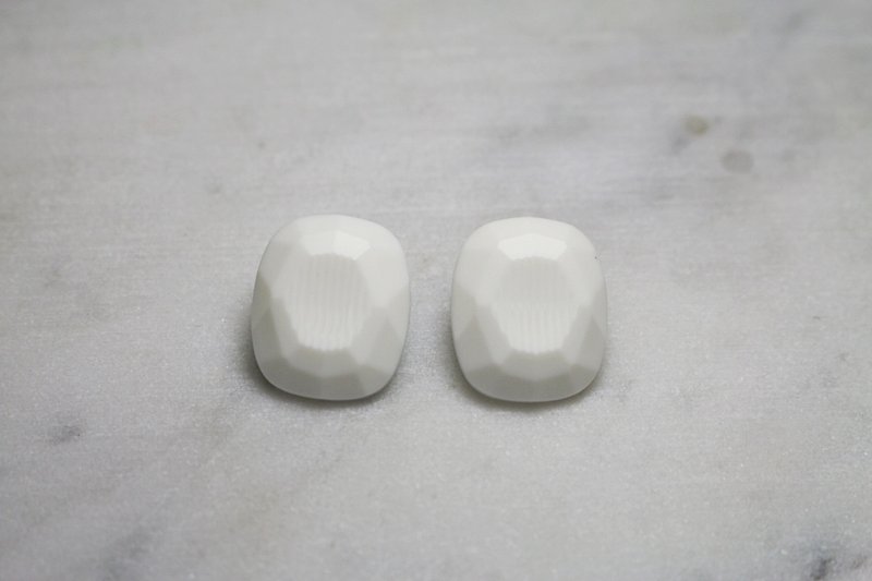 // VÉNUS 白 white retro ear clips // ve176 - Earrings & Clip-ons - Plastic White