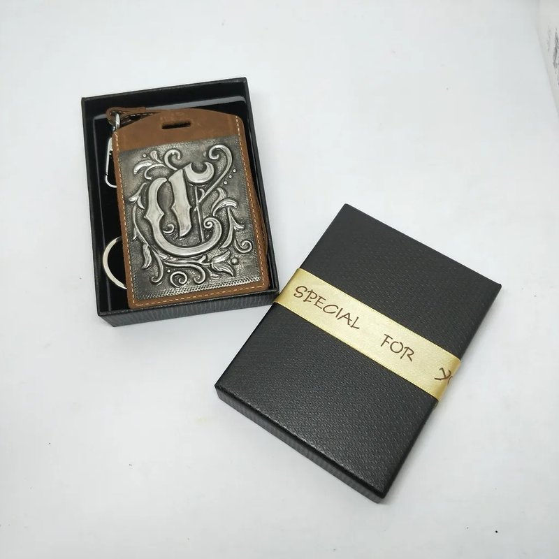 Carved tin leather card holder - ที่ใส่บัตรคล้องคอ - วัสดุอื่นๆ สีนำ้ตาล