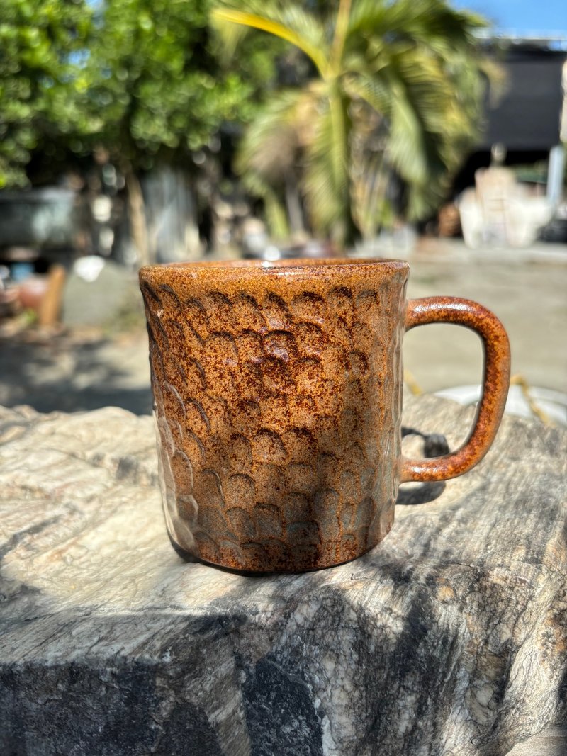 手雕肌理馬克杯 - 咖啡杯/馬克杯 - 陶 咖啡色