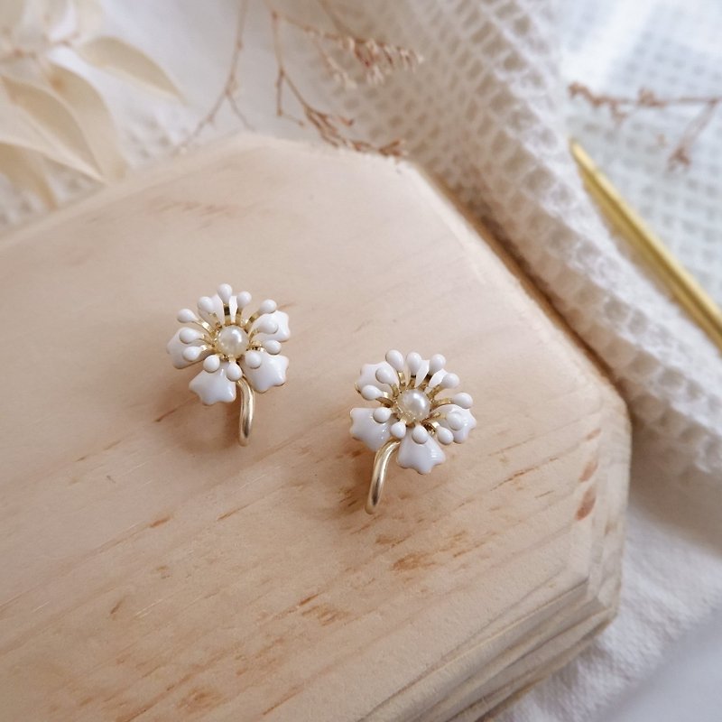 Small jasmine painless ear clip - Earrings & Clip-ons - Other Metals White