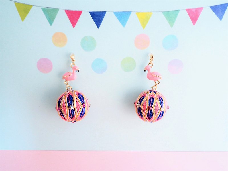 tachibanaya Flamingo Ball Japanese TEMARI earrings pink blue yellow - ピアス・イヤリング - 刺しゅう糸 ブルー