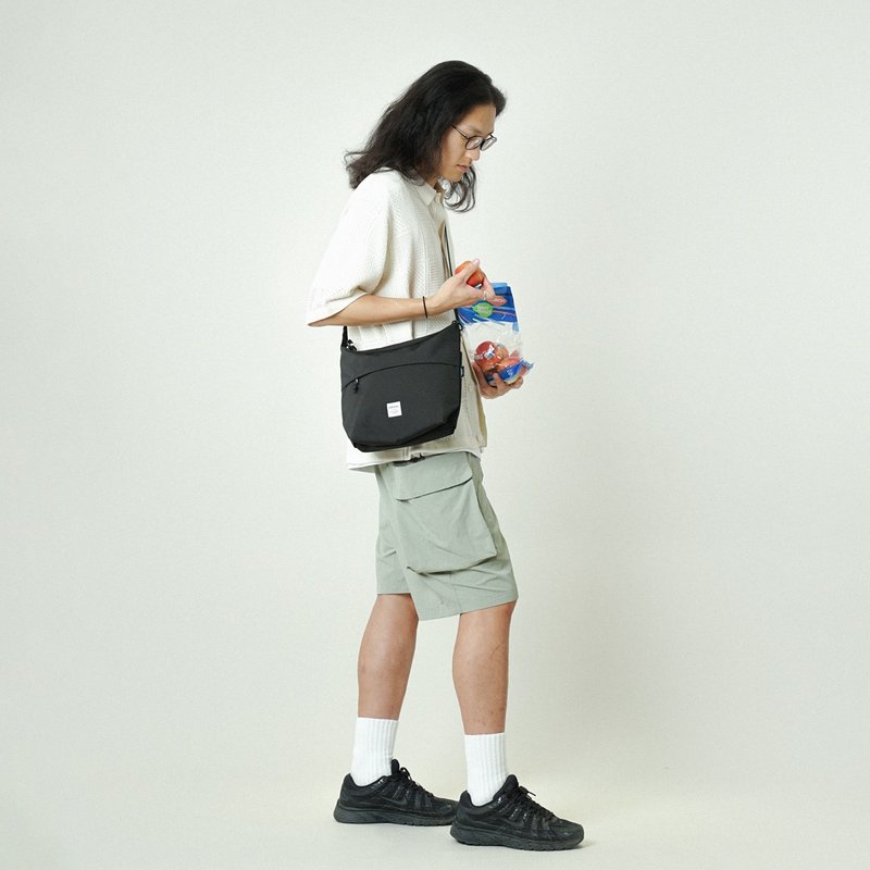 LUCAS WIDE ZIP SHOULDER BAG - กระเป๋าแมสเซนเจอร์ - เส้นใยสังเคราะห์ สีกากี