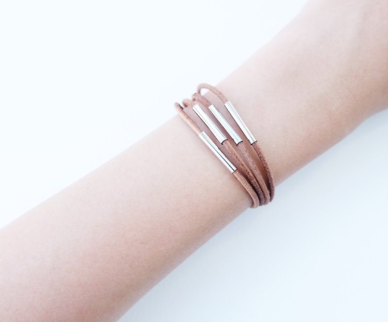 Genuine leather cord bracelet in natural tan - สร้อยข้อมือ - หนังแท้ สีนำ้ตาล