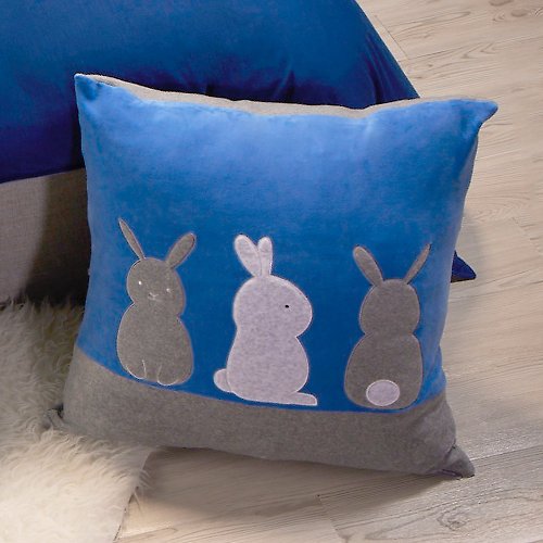 YVONNE COLLECTION以旺傢飾 三隻兔兔方形抱枕60x60公分-寶石藍