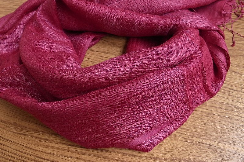 【Grooving the beats】Wild Silk Hand Woven Stole / Shawl / Scarf / Wrap（Red） - ผ้าพันคอ - ผ้าไหม สีแดง