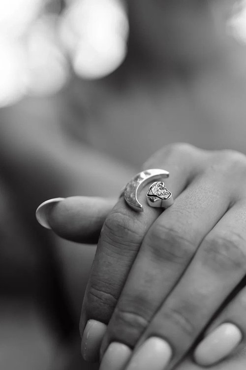 Stardust Meteorite Jewelry 巴釐島製作的隕石戒指 使用Campo del Cielo隕石 呈現月亮形狀