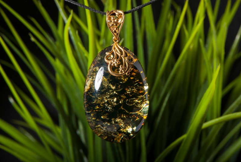 Modern Baltic green amber pendant with natural crust underneath for your health - สร้อยคอ - เครื่องประดับพลอย สีเขียว