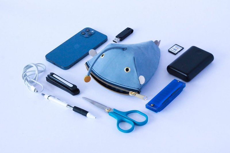 燈籠鮟鱇魚皮革小包 - 化妝包/收納袋 - 真皮 藍色