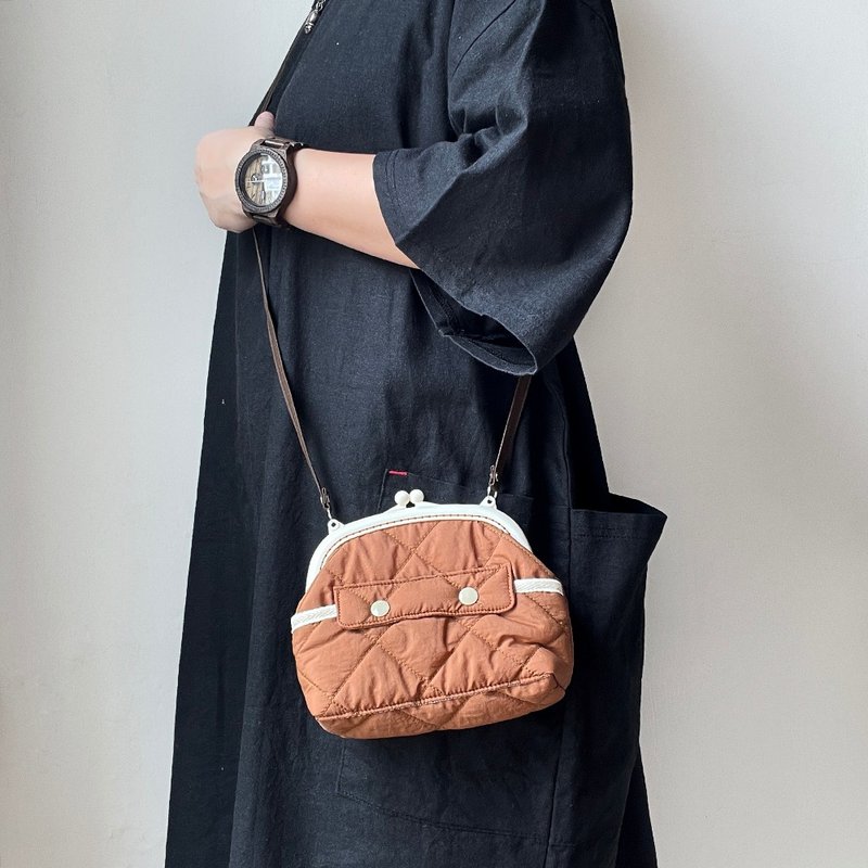 空氣感衍縫鋪棉塑膠口金斜揹包/軍綠/灰/米白 - 側背包/斜背包 - 其他材質 灰色