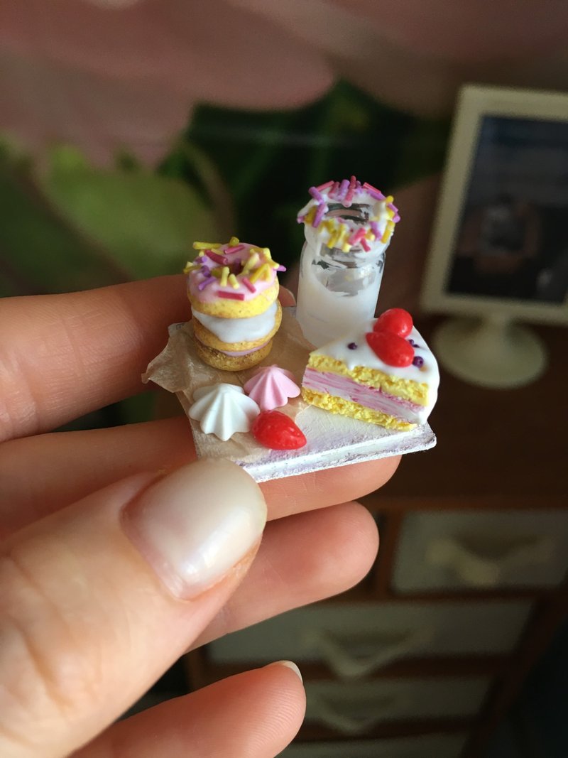 Miniature cake scale 1:12 - Stuffed Dolls & Figurines - Other Materials Multicolor