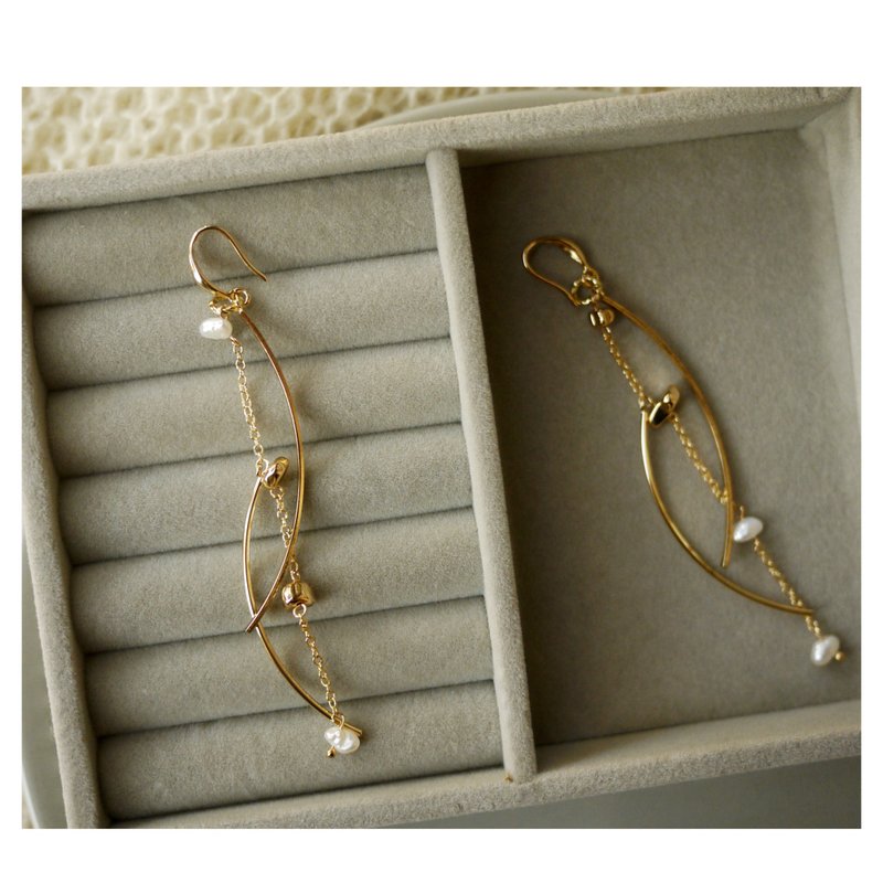 峰迴路轉 | 淡水珍珠 | 不對稱 | 穿式耳環 | pierced earrings - 耳環/耳夾/耳骨夾 - 其他材質 金色