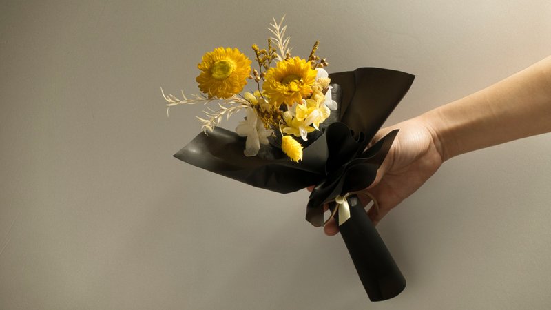 Everyday Blooms: The Language of Flowers Collection - Yellow Strawflower Bouquet - ช่อดอกไม้แห้ง - พืช/ดอกไม้ สีเหลือง