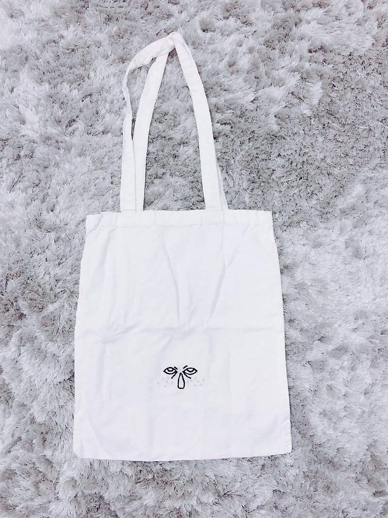 be quiet tote bag / Hand embroidered - กระเป๋าถือ - ผ้าฝ้าย/ผ้าลินิน ขาว