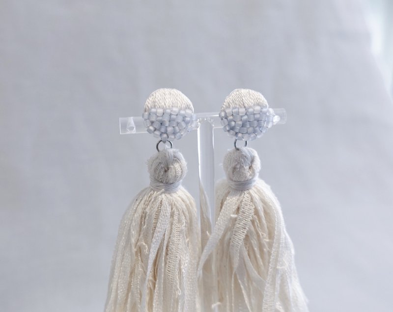 晨露・手工刺繡耳環 - 耳環/耳夾/耳骨夾 - 棉．麻 白色