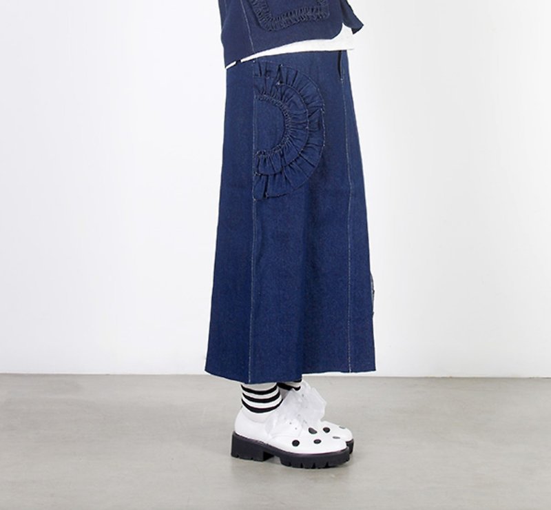 Package hip denim skirt decorated with flowers - imakokoni - Skirts - Cotton & Hemp Blue