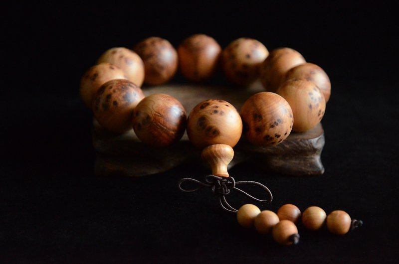 【Jia Bai】Taihang cliff cypress wood men's bracelet 2.0 cm - สร้อยข้อมือ - ไม้ สีนำ้ตาล