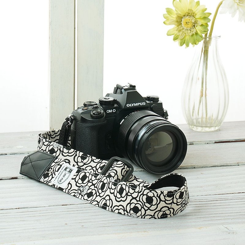 [3.5cm width] Adjustable length camera strap/Camellia Hide and Seek Cat - Camera Straps & Stands - Cotton & Hemp Multicolor