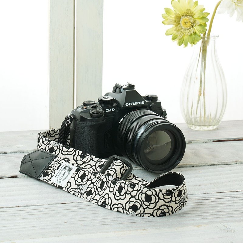 [3.5cm width] Adjustable length camera strap/Camellia Hide and Seek Cat - Camera Straps & Stands - Cotton & Hemp Multicolor