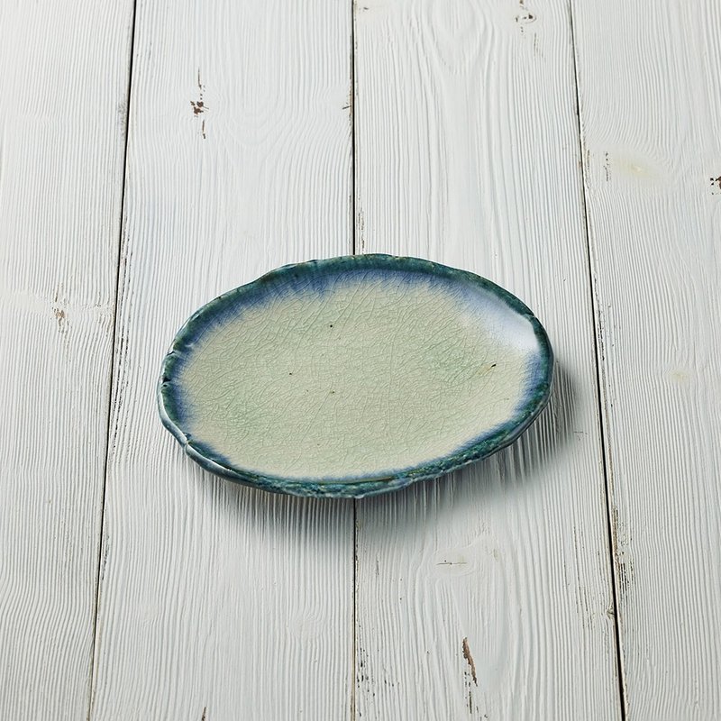 Handmade by Japanese craftsman series-Indigo-dyed deformation platter (16cm) - จานและถาด - ดินเผา สีน้ำเงิน