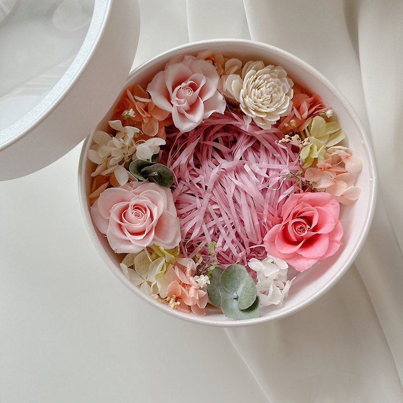 Pink Garden Everlasting Diffuse Flowers Round Gift Box - ช่อดอกไม้แห้ง - วัสดุอื่นๆ สึชมพู