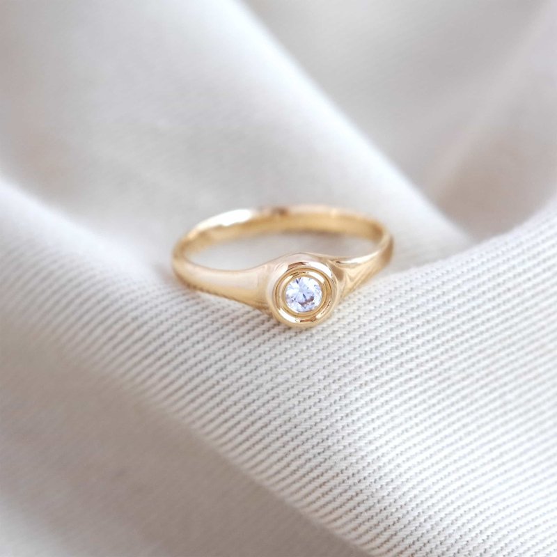 Rhythm solitaire diamond signet ring - แหวนทั่วไป - เครื่องประดับ สีทอง