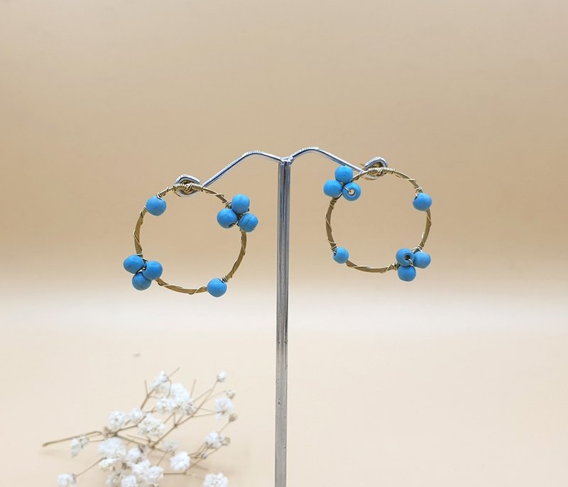 Handmade flower earring with turquoise stone ,brass - 耳環/耳夾/耳骨夾 - 其他金屬 藍色