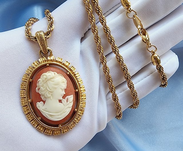 DISCOUNT PRICE For CHRISTMAS Pendant medallion photo holder vintage pendant cameo medallion vintage cameo